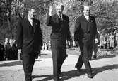 Kung Gustaf VI Adolf invigde nyrenoverade Gunnebo slott som museum den 16 maj 1952. 
Riksdagsmannen och kommunalrådet (Mölndals första kommunalråd) Gösta Andersson och borgmästare Karl Eric Bergquist går på var sin sida om kungen.