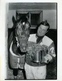 Kjell-Arne Gyllström, travtränare på Åby. Här på stallbacken efter lopp ca 1970.

Blandade bilder inslamlade i samband med dokumentation av Åby Stallbacke och Stallgårdarna 2015.