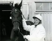 Algot Scott utanför sitt stall 1968, välkänd travtränare stationerad på Åby.

Blandade bilder inslamlade i samband med dokumentation av Åby Stallbacke och Stallgårdarna 2015.