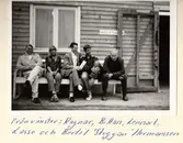 Utanför Ragnar Thorngrens stall på Åby en tävlingsdag 1968. 

Från vänster; Ragnar, Bittan, Lennart, Lasse och Bertil 