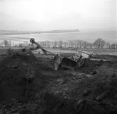 Traktor har kört ner sig vid byggnation på Norrängen i Huskvarna på 1960-talet.