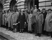 Grupporträtt - kvinnor och män utanför polisstationen i Uppsala stads rådhus, Vaksalagatan, Uppsala 1938