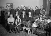 Sannolikt släktgrupp i samband med födelsedagsfirande, Uppsala 1942
