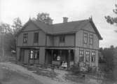 Sannolikt Fannagatan 4, Södra Området No. 34 A, Enköping, sett från väster. Ägare av fastigheten under många år var verkmästaren vid Enköpings Mekaniska Verkstad; Karl Vilhelm Kling (1856-1932) med familj.