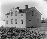 Östra Ringgatan 22 (Torggatan 19), Enköping, sett från öster. Äldre adresstillhörighet Kryddgårdsgatan 21.