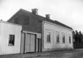 Sandgatan 42 A, Enköping, sett från väster. Blev senare familjen Artur Thulins bostad (från ca 1930).