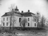 Direktör J. P. Johansson (1853-1943) med familjs bostad, Villa Fannalund, Fanna, Enköping, vy från öster, troligen 27 januari 1909.