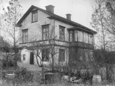 Västra Åsgatan 3, Enköping, sett från norr, 1908 (enligt bild EMFWA00091)