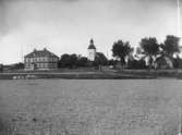 Tillinge kyrkskola, kyrka och klockargård (ursprungligen skola), Tillinge socken, Uppland, sett från sydväst