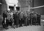 Grupporträtt - kvinnor och män utanför Uppsala domkyrka 1938