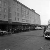 Öppning av BROLINS Skor på Rosenborgsgatan i Huskvar med orkester    den 27 september 1965.