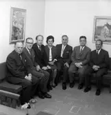 Jubileumsfoto på styrelse och veteraner ur Socialdemokraternas, Broderskaparna, avdelning i Huskvarna 1964.