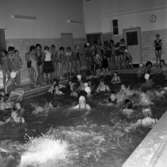 Bild från simning i Huskvarna badhus, taget åt tidningen Expressen i Jönköping, den 26 september 1961.