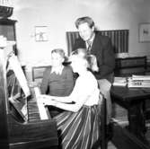 Pianokurs i hemmet den 3 september 1956.