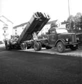 Asfaltering av parkeringsplats utanför Huskvarna Folkets Park                      den 3 september 1956.