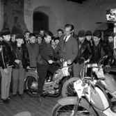 Skolungdomar på besök på Husqvarna AB i Huskvarna under vinterlovet   den 21 februari 1961