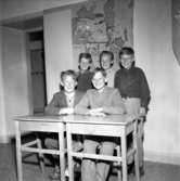 Bild på elever från Södra skolan klass 6 Bsom vunnit pris i en teckningstävling den 8 juni 1955.