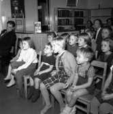 Kasperteater med publik på biblioteket år 1955.