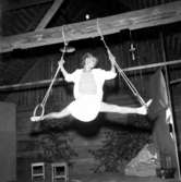 Gymnast i spagat i romerska ringar år 1956.