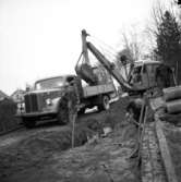 Stadens arbetare gräver diken den 8 februari 1957.