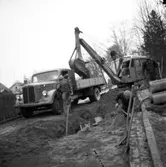 Stadens arbetare gräver diken den 8 februari 1957.