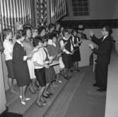 Huskvarna kyrkokör under ledning av kantor Karl-Olof Robertsson i Huskvarna kyrka på 1960-talet.