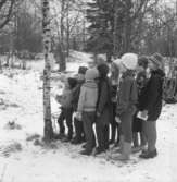 Ungdomar på tipspromenad i Huskvarna på 1960-talet.