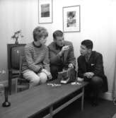SSU-ungdomar i Huskvarna arbetar med dia-arkiv på 1960-talet.