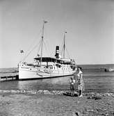 Elin Andersson med sonen Tom på stranden vid Motala Express som ligger förtöjd i Visingsö nya hamn, som byggdes år 1956.