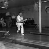 Amerikansk bowlingtränare på besök i Jönköping på 1960-talet.