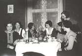 Ur familjen Wallerstedts album. Sju kvinnor sitter runt ett kaffebord med tända ljus.


Dagmar Wallerstedt var handarbetslärarinna och hennes far Artur Wallerstedt var kamrer på Papyrus. Okända personer, 1930-tal.