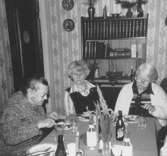 Vårfest på Brattåshemmet år 1982. Från vänster ses Augusta Andersson, anhörig Gurli Bengtsson från Vommedal Västergård (Streteredsvägen 7) och Elin Hansson.