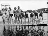 Badmästare R Gustafsson och andra badare på Fyrisbadet, Uppsala juli 1944