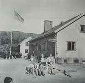Barn utanför huvudbyggnaden år 1948