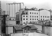 Äldre avfotograferad (år 2005) bild av Soabs industrier (linoljetillverkning) utefter Kråkan i Mölndal, okänt årtal. Högst upp till vänster ses silotornen.