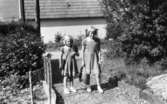 Systrarna Karin (gift: Hansson) och Eva Pettersson (gift: Kempe) på Gamlehagsvägen 7 i Torrekulla, augusti 1954. Det är Karins första skoldag.