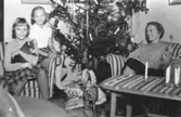 Systrarna Eva och Karin samt modern Rosa Pettersson, juletid 1957 på Gamlehagsvägen 7 i Kållered.