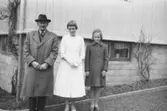 Farfar Oskar Pettersson står med systrarna Eva (konfirmand) och Karin Pettersson (gift: Hansson) på Gamlehagsvägen 7 i Torrekulla år 1958.