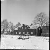 Kokhuset i Vänersborg. 
1838 uppfördes ett kokhus nära hamnen i Vänersborg. Syftet med kokhuset var att ge skeppsbesättningarna en möjlighet att kunna laga mat och tvätta sina kläder då det var förbjudet att ha öppen eld på båtarna som låg tätt packade i hamnen. Byggnaden rymde förutom kokrum en bagarstuga, hökarbod och ett bostadsrum. Med tiden ansågs dock kokhuset som överflödigt. Under 1870-talet hade brandordningen som förbjöd eldning i hamnen ändrats och dessutom hade Vänersjöfarten minskat efter tillkomsten av järnvägarna. 1880 började kokhuset istället användas som bostadshus vilket rymde sex smålägenheter och två spisrum. Efter flera försök att rädda kokhuset så revs det dock sommaren 1964