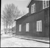 Kokhuset i Vänersborg. 
1838 uppfördes ett kokhus nära hamnen i Vänersborg. Syftet med kokhuset var att ge skeppsbesättningarna en möjlighet att kunna laga mat och tvätta sina kläder då det var förbjudet att ha öppen eld på båtarna som låg tätt packade i hamnen. Byggnaden rymde förutom kokrum en bagarstuga, hökarbod och ett bostadsrum. Med tiden ansågs dock kokhuset som överflödigt. Under 1870-talet hade brandordningen som förbjöd eldning i hamnen ändrats och dessutom hade Vänersjöfarten minskat efter tillkomsten av järnvägarna. 1880 började kokhuset istället användas som bostadshus vilket rymde sex smålägenheter och två spisrum. Efter flera försök att rädda kokhuset så revs det dock sommaren 1964