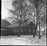 Kokhuset i Vänersborg. 
1838 uppfördes ett kokhus nära hamnen i Vänersborg. Syftet med kokhuset var att ge skeppsbesättningarna en möjlighet att kunna laga mat och tvätta sina kläder då det var förbjudet att ha öppen eld på båtarna som låg tätt packade i hamnen. Byggnaden rymde förutom kokrum en bagarstuga, hökarbod och ett bostadsrum. Med tiden ansågs dock kokhuset som överflödigt. Under 1870-talet hade brandordningen som förbjöd eldning i hamnen ändrats och dessutom hade Vänersjöfarten minskat efter tillkomsten av järnvägarna. 1880 började kokhuset istället användas som bostadshus vilket rymde sex smålägenheter och två spisrum. Efter flera försök att rädda kokhuset så revs det dock sommaren 1964