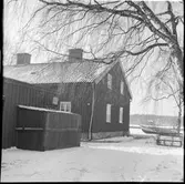 Kokhuset i Vänersborg. 
1838 uppfördes ett kokhus nära hamnen i Vänersborg. Syftet med kokhuset var att ge skeppsbesättningarna en möjlighet att kunna laga mat och tvätta sina kläder då det var förbjudet att ha öppen eld på båtarna som låg tätt packade i hamnen. Byggnaden rymde förutom kokrum en bagarstuga, hökarbod och ett bostadsrum. Med tiden ansågs dock kokhuset som överflödigt. Under 1870-talet hade brandordningen som förbjöd eldning i hamnen ändrats och dessutom hade Vänersjöfarten minskat efter tillkomsten av järnvägarna. 1880 började kokhuset istället användas som bostadshus vilket rymde sex smålägenheter och två spisrum. Efter flera försök att rädda kokhuset så revs det dock sommaren 1964