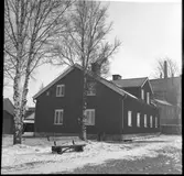 Kokhuset i Vänersborg. 
1838 uppfördes ett kokhus nära hamnen i Vänersborg. Syftet med kokhuset var att ge skeppsbesättningarna en möjlighet att kunna laga mat och tvätta sina kläder då det var förbjudet att ha öppen eld på båtarna som låg tätt packade i hamnen. Byggnaden rymde förutom kokrum en bagarstuga, hökarbod och ett bostadsrum. Med tiden ansågs dock kokhuset som överflödigt. Under 1870-talet hade brandordningen som förbjöd eldning i hamnen ändrats och dessutom hade Vänersjöfarten minskat efter tillkomsten av järnvägarna. 1880 började kokhuset istället användas som bostadshus vilket rymde sex smålägenheter och två spisrum. Efter flera försök att rädda kokhuset så revs det dock sommaren 1964