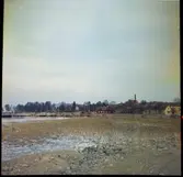 Kokhuset i Vänersborg. 
1838 uppfördes ett kokhus nära hamnen i Vänersborg. Syftet med kokhuset var att ge skeppsbesättningarna en möjlighet att kunna laga mat och tvätta sina kläder då det var förbjudet att ha öppen eld på båtarna som låg tätt packade i hamnen. Byggnaden rymde förutom kokrum en bagarstuga, hökarbod och ett bostadsrum. Med tiden ansågs dock kokhuset som överflödigt. Under 1870-talet hade brandordningen som förbjöd eldning i hamnen ändrats och dessutom hade Vänersjöfarten minskat efter tillkomsten av järnvägarna. 1880 började kokhuset istället användas som bostadshus vilket rymde sex smålägenheter och två spisrum. Efter flera försök att rädda kokhuset så revs det dock sommaren 1964