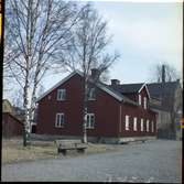 Kokhuset i Vänersborg. 
1838 uppfördes ett kokhus nära hamnen i Vänersborg. Syftet med kokhuset var att ge skeppsbesättningarna en möjlighet att kunna laga mat och tvätta sina kläder då det var förbjudet att ha öppen eld på båtarna som låg tätt packade i hamnen. Byggnaden rymde förutom kokrum en bagarstuga, hökarbod och ett bostadsrum. Med tiden ansågs dock kokhuset som överflödigt. Under 1870-talet hade brandordningen som förbjöd eldning i hamnen ändrats och dessutom hade Vänersjöfarten minskat efter tillkomsten av järnvägarna. 1880 började kokhuset istället användas som bostadshus vilket rymde sex smålägenheter och två spisrum. Efter flera försök att rädda kokhuset så revs det dock sommaren 1964