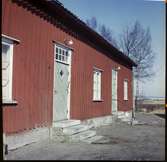 Kokhuset i Vänersborg. 
1838 uppfördes ett kokhus nära hamnen i Vänersborg. Syftet med kokhuset var att ge skeppsbesättningarna en möjlighet att kunna laga mat och tvätta sina kläder då det var förbjudet att ha öppen eld på båtarna som låg tätt packade i hamnen. Byggnaden rymde förutom kokrum en bagarstuga, hökarbod och ett bostadsrum. Med tiden ansågs dock kokhuset som överflödigt. Under 1870-talet hade brandordningen som förbjöd eldning i hamnen ändrats och dessutom hade Vänersjöfarten minskat efter tillkomsten av järnvägarna. 1880 började kokhuset istället användas som bostadshus vilket rymde sex smålägenheter och två spisrum. Efter flera försök att rädda kokhuset så revs det dock sommaren 1964
