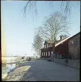 Kokhuset i Vänersborg. 
1838 uppfördes ett kokhus nära hamnen i Vänersborg. Syftet med kokhuset var att ge skeppsbesättningarna en möjlighet att kunna laga mat och tvätta sina kläder då det var förbjudet att ha öppen eld på båtarna som låg tätt packade i hamnen. Byggnaden rymde förutom kokrum en bagarstuga, hökarbod och ett bostadsrum. Med tiden ansågs dock kokhuset som överflödigt. Under 1870-talet hade brandordningen som förbjöd eldning i hamnen ändrats och dessutom hade Vänersjöfarten minskat efter tillkomsten av järnvägarna. 1880 började kokhuset istället användas som bostadshus vilket rymde sex smålägenheter och två spisrum. Efter flera försök att rädda kokhuset så revs det dock sommaren 1964