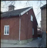 Kokhuset i Vänersborg. 
1838 uppfördes ett kokhus nära hamnen i Vänersborg. Syftet med kokhuset var att ge skeppsbesättningarna en möjlighet att kunna laga mat och tvätta sina kläder då det var förbjudet att ha öppen eld på båtarna som låg tätt packade i hamnen. Byggnaden rymde förutom kokrum en bagarstuga, hökarbod och ett bostadsrum. Med tiden ansågs dock kokhuset som överflödigt. Under 1870-talet hade brandordningen som förbjöd eldning i hamnen ändrats och dessutom hade Vänersjöfarten minskat efter tillkomsten av järnvägarna. 1880 började kokhuset istället användas som bostadshus vilket rymde sex smålägenheter och två spisrum. Efter flera försök att rädda kokhuset så revs det dock sommaren 1964
