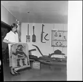 Vänersborgs museum. Konservator Jonsdotter med jaktlappar.