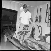 Vänersborgs museum. Konservator Jonsdotter med jaktlappar.